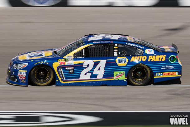 Chase Elliott races at Las Vegas.