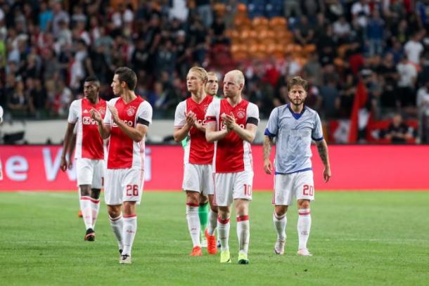 I giocatori dell'Ajax ringraziano i propri tifosi. | Fonte: twitter,com/totonnix94