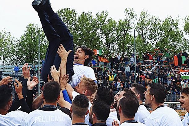 Los jugadores mantean a Inzaghi tras lograr el ascenso. / Foto: veneziafc.club