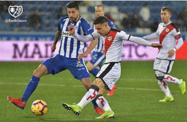 Álex Moreno golpeando el balón. Fotografía: Rayo Vallecano S.A.D