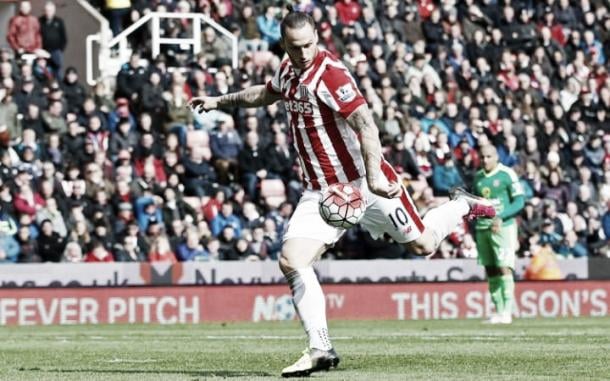 Arnautovic's fierce left footed shot put Stoke into the lead. | Photo: Carl Recine/AI