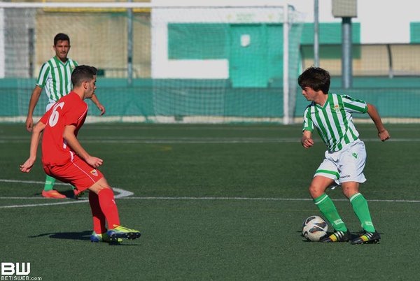 Manchón encara a un rival jugando el derbi sevillano.