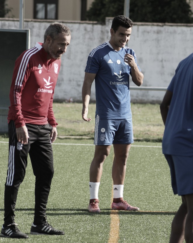 Jesús Clemente junto a Óscar Cano en los entrenamientos previos al partido contra el Extremadura// Foto: CD Badajoz