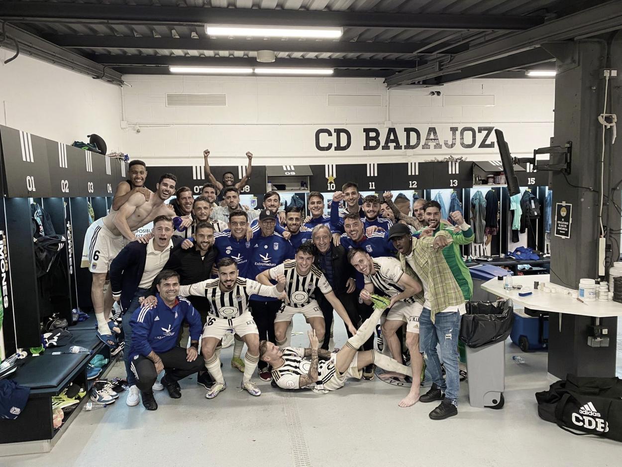 Los jugadores del CD Badajoz celebrando la victoria// Foto: CD Badajoz
