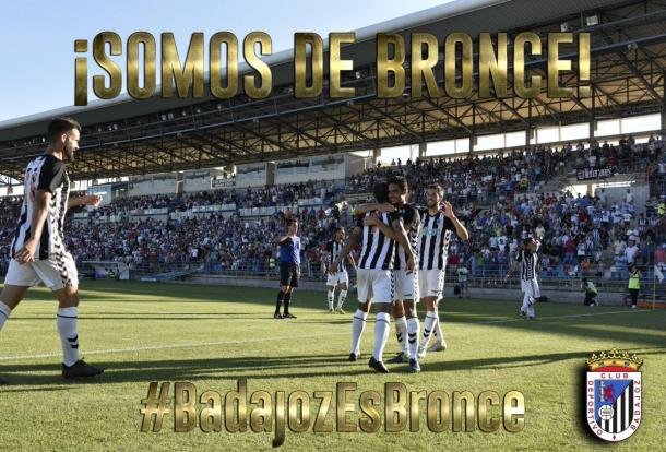 El conjunto pacense celebra el ascenso a Segunda División 'B'. | Foto: CD Badajoz.