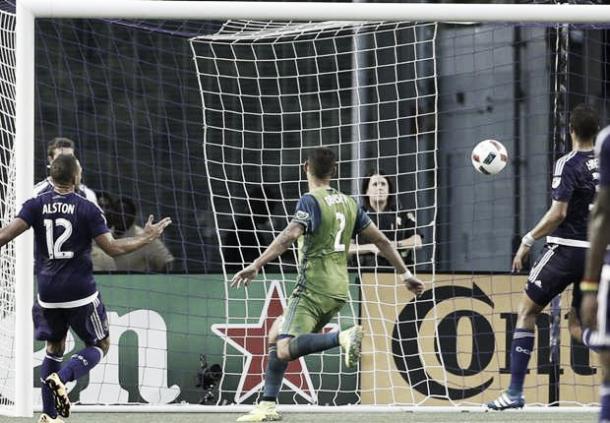 Dempsey scores his third of the night | Source: Kim Klement (GOAL USA)