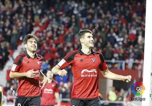 Abdón y Salinas celebran un gol del navarro en Anduva (Foto: LFP)