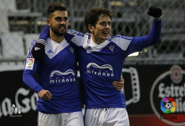 Alain Oyarzun y Marco Sangalli celebran un gol del 8 en Lugo (Foto: LFP)