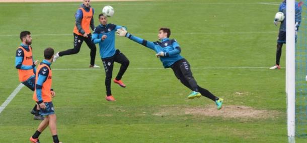 Jokin Ezkieta vuela para atajar un balón en el entrenamiento. Foto: CE Sabadell