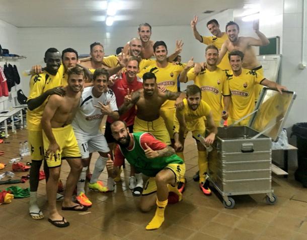 Los jugadores celebrando la victoria tras el partido. (Foto: CF Reus)