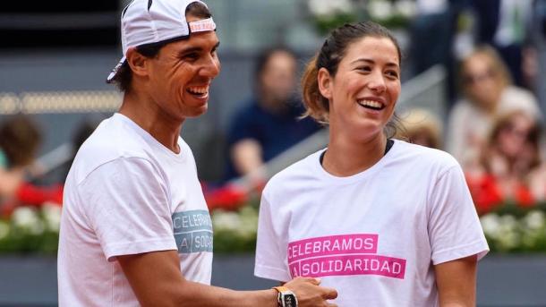 Rafael Nadal and Garbiñe Muguruza during a charity event ahead of the 2016 Mutua Madrid Open. | Photo: Mutua Madrid Open