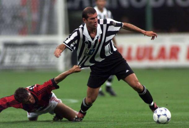 Zidane luchando por un balón vs un zaguero del AC Milan / Imagen: Juventus