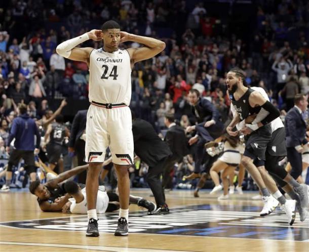 Cincinnati forward #24, Kyle Washington, left in shock after blowing a 22-point lead. Photo: AP Photo/Mark Humphrey