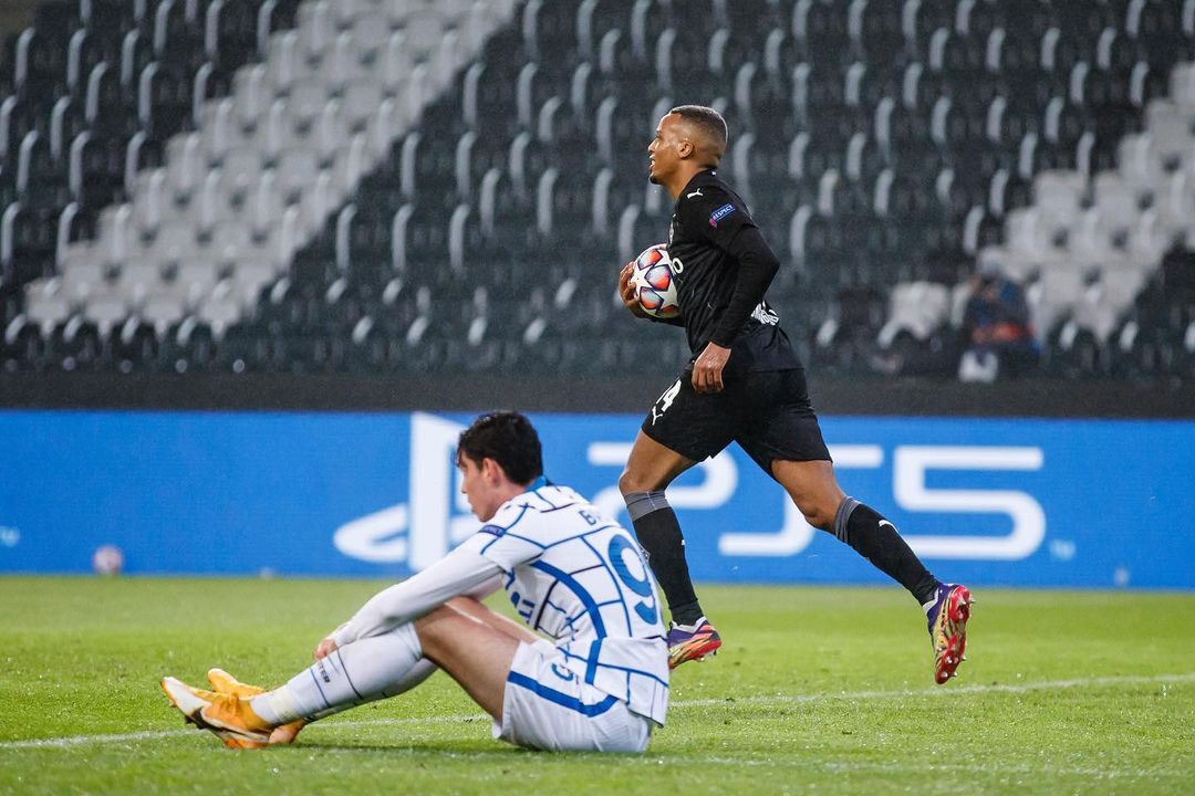 Alassane Pléa apurado por ir a buscar el empate | Foto: @Borussia