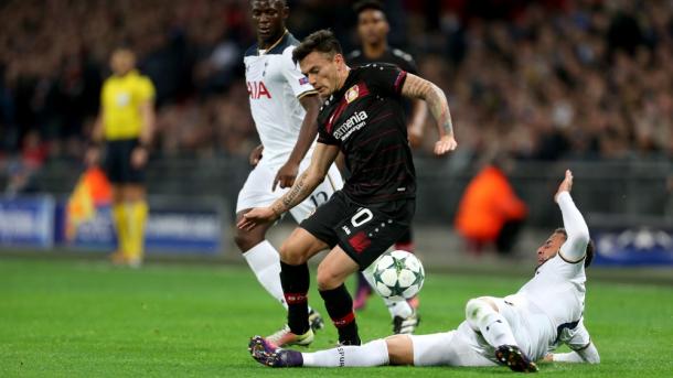 Aránguiz disputa un balón en un partido de Champions | Fuente: Bayer Leverkusen
