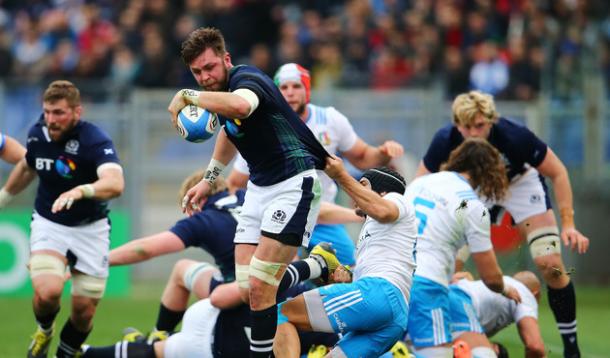 Un jugador escoés trata de avanzar ante el agarrón de un italiano | Foto: rbs6nations.com