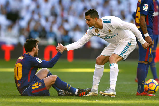 Ronaldo levantando a Messi I Foto: Getty Images