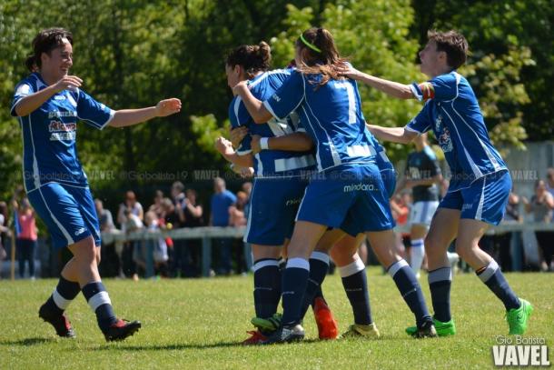 Las jugadoras del Oiartzin celebrando el gol de Marina. Foto: Giovanni Batista (VAVEL)