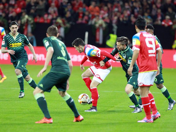 Jairo Samperio was at the heart of the action for Mainz.