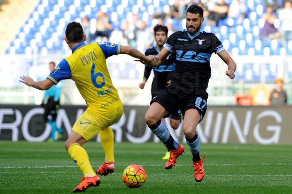 Candreva y Pinzi disputan una pelota durante la primera mitad | Foto: Lazio