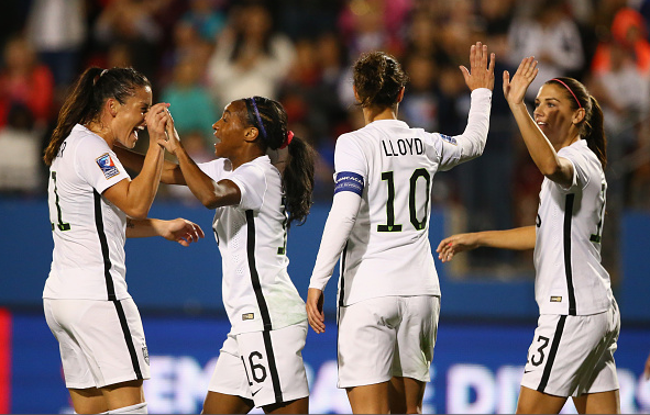 Dunn (16) celebrates her goal with Ali Krieger (11), Lloyd (10) and Morgan (13) against Costa Rica / Ronald Martinez - Getty Images