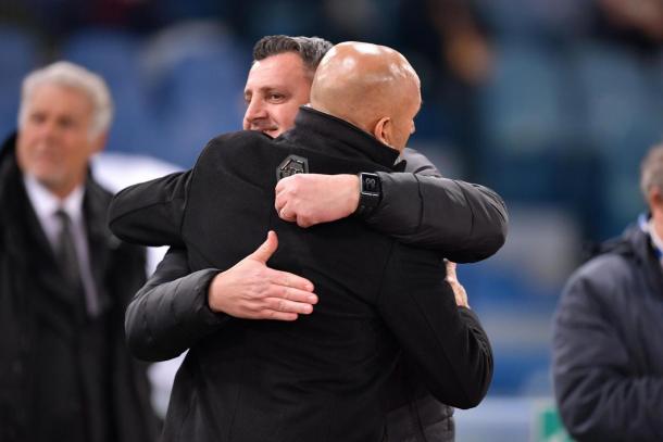 L'abbraccio fra il tecnico della Roma, Luciano Spalletti, e quello del Cesena, Andrea Camplone. Foto: Sport Mediaset.