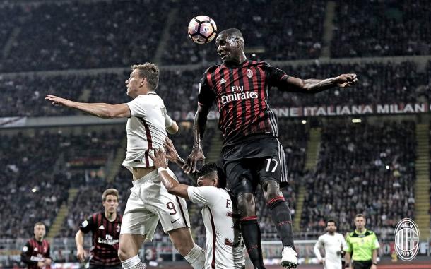 Zapata consigue despejar un balón aéreo | Foto: AC Milan