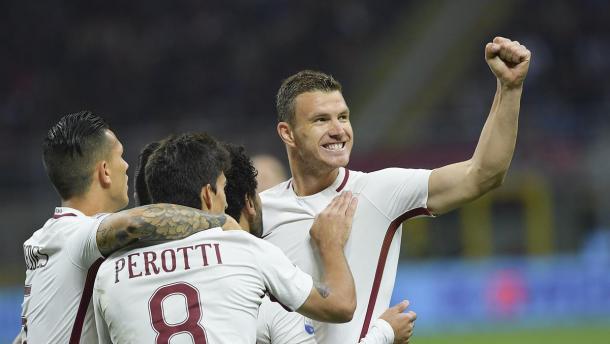 Dzeko haciendo lo habitual, celebrar goles | Foto: AS Roma