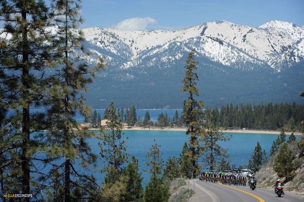 Las ciclistas recorrieron la orilla del South Lake Tahoe | Foto: Ellacyclingtips
