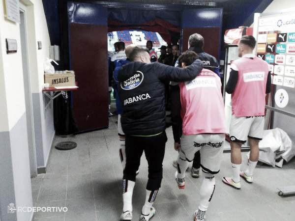 Jugadores del Dépor en el túnel de vestuarios antes de salir a calentar. Foto: RC Deportivo.