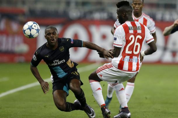 Masuaku frena a Campbell en un encuentro ante el Arsenal. Foto: Nación