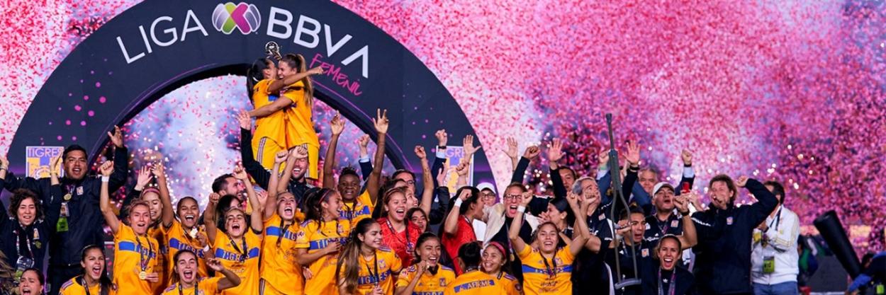 Las jugadoras regiomontanas levantando el quinto título de la institución, son las más ganadoras de la historia del certamén Foto: Twitter @Tigres Femenil