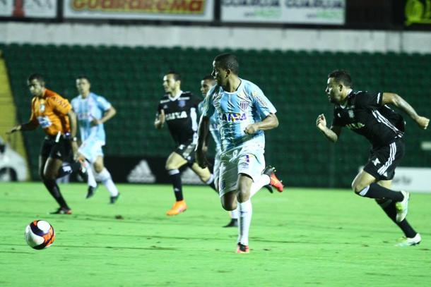 Capa é arma importante pelo lado esquerdo (Foto: Jamira Furlani/Avaí FC)