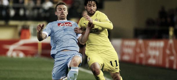 Capdevila pelea un balón contra un jugador del Nápoles. Imagen: www.villarrealcf.es