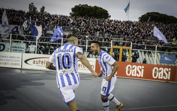 Lapadula and Caprari celebrate one of their combined 43 goals | Photo: gianlucadimarzio.com