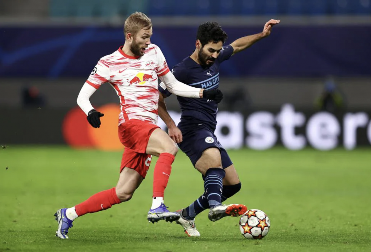 Gündogan controlando el balón frente Laimer. FUENTE: UEFA