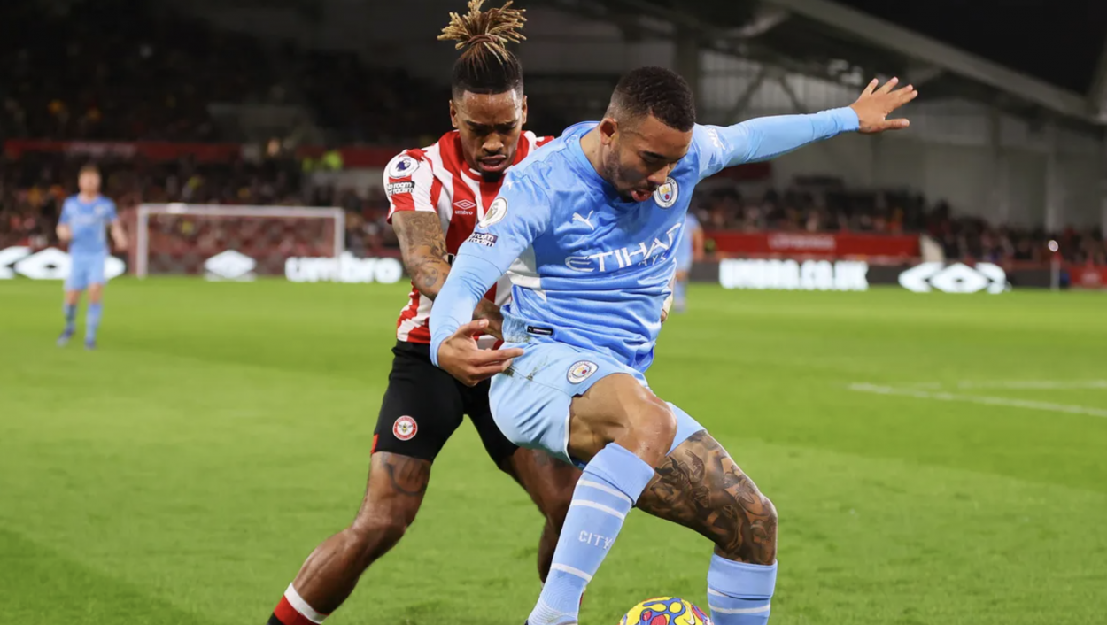 Gabriel Jesus protegiendo el balón frente Toney. FUENTE: Premier League