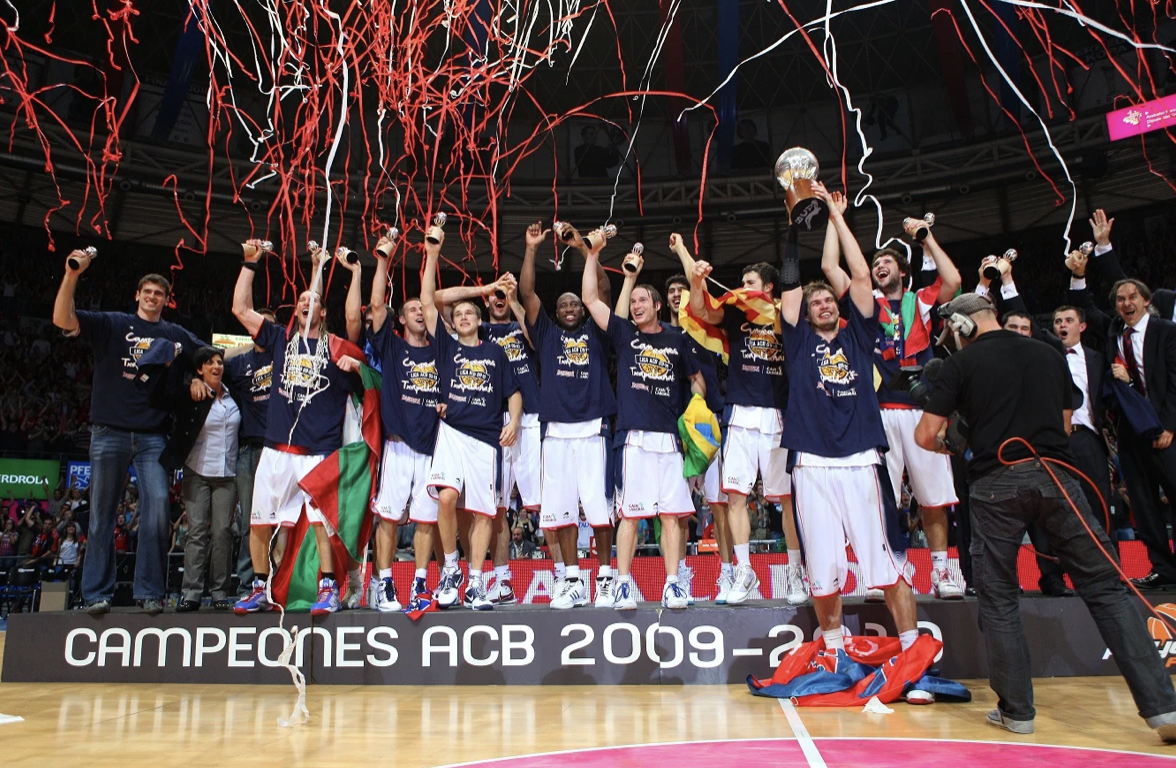 Marcelinho Huertas junto a sus compañeros del Baskonia celebrando la Liga ACB de 2010. | Fuente: Saski Baskonia