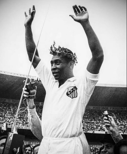 Rei Pelé com a camisa do Santos