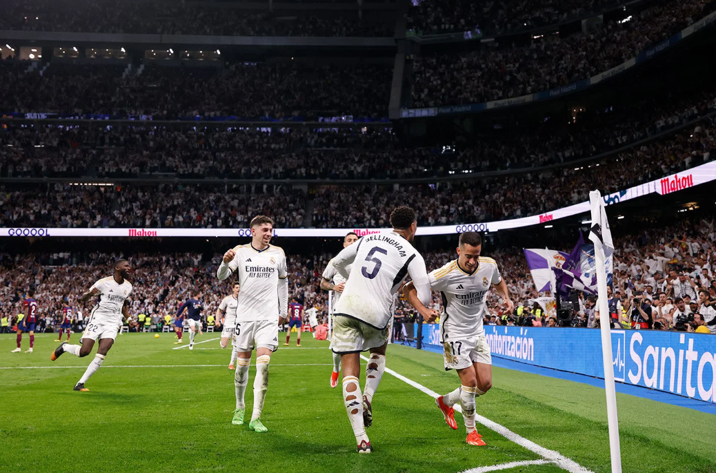 Lucas Vázquez y Jude Bellingham en la celebración del gol de la victoria (Foto: Real Madrid)