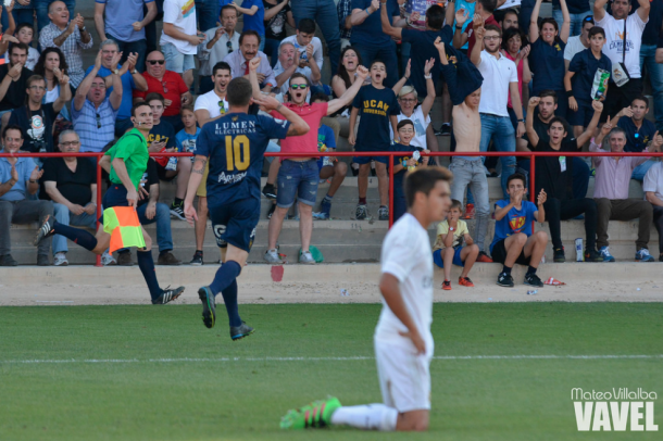 Iván Aguilar celebra un gol con la grada | Foto: Mateo Villalba (VAVEL)