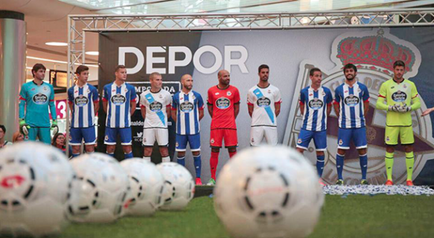La plantilla del Deportivo de la temporada 2015/16 en la presentación de la vestimenta. Imagen: RC Deportivo