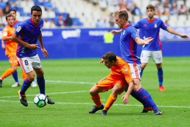 Hernández y Folch luchan por un balón con Verdés y Cotugno al fondo | Foto: Real Oviedo