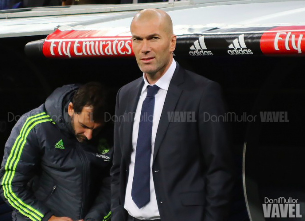 Zidane en el banquillo del Bernabéu