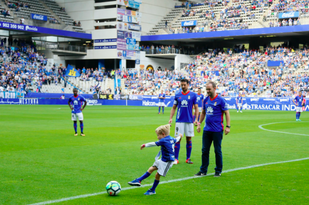 El hijo de Sid Lowe hace el saque de honor ante la mirada de su padre y los jugadores del Oviedo | Imagen: Real Oviedo