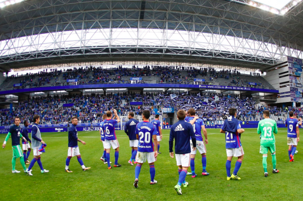 Los jugadores del Real Oviedo saludan a la afición al término del encuentro | Imagen: Real Oviedo