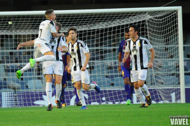 Los jugadores del Oviedo celebran el gol conseguido en el Mini Estadi | Imagen: VAVEL
