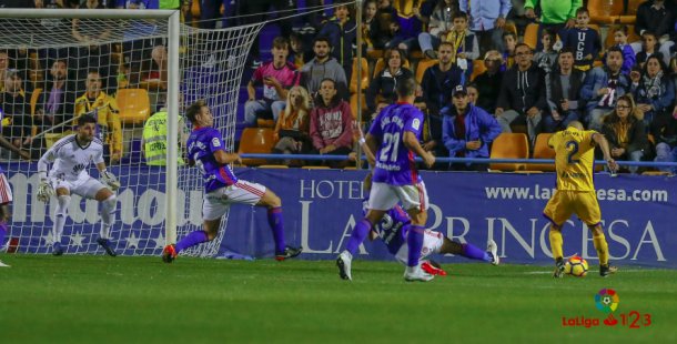 Lauren marca el gol definitivo ante la mirada de Berjón, Mossa y Carlos Hernández | Imagen: Liga 1|2|3
