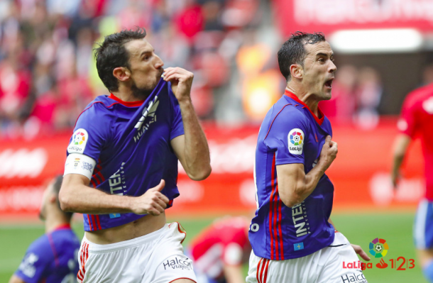 Toché y Linares celebran el gol que empataba el encuentro en el Molinón | Imagen: Liga 1|2|3