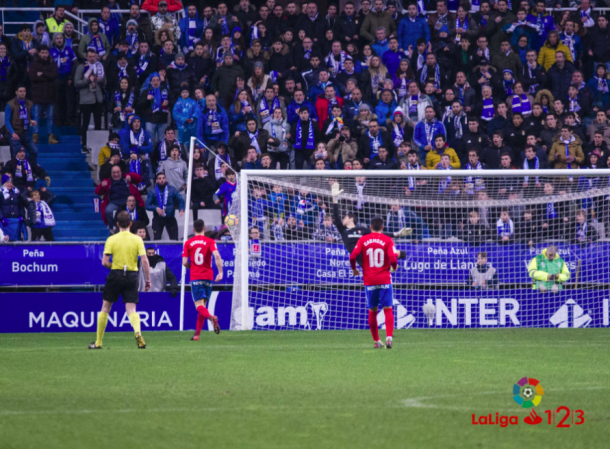 El balón golpeado por Mossa se cuela en la portería del Sporting | Imagen: La Liga 1|2|3